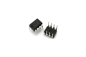 استكشاف NE555 Timer IC: الميزات الرئيسية ومبادئ التصميم وتطبيقات العالم الحقيقي