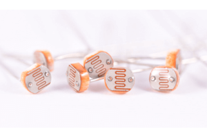دليل Photoresistor (LDR): كيف يعمل وأنواعه ودوائره واستخداماته